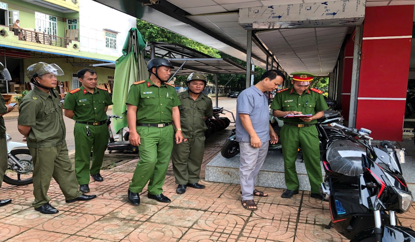 Tuyên truyền, ký cam kết tại hộ kinh doanh